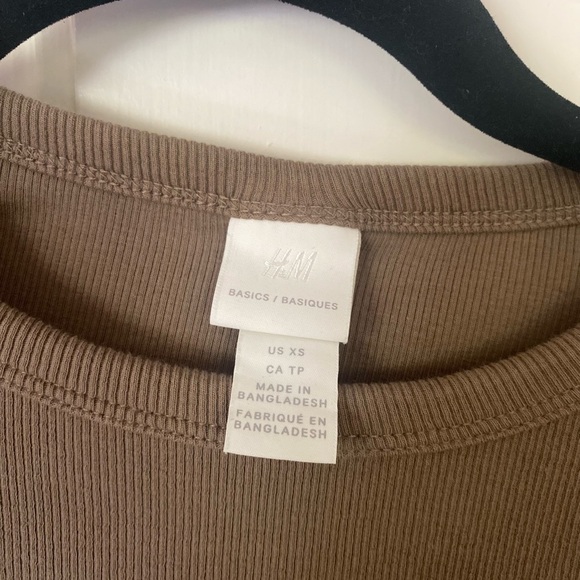 H&M Tshirt Crop Top - Picture 2 of 4